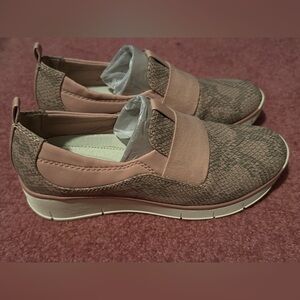 BareTraps women’s shoes NWT